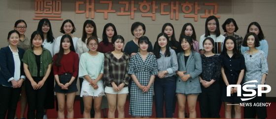NSP통신-지난 1일 대구과학대학교 국제세미나실에서 진행된 글로벌 현장학습(해외어학연수 및 간호교육) 발대식에서 간호학과 학생들과 교수들이 단체 기념촬영을 하고 있다. (대구과학대학교)