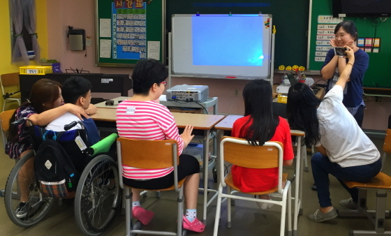 NSP통신-1일 부천상록학교에서 열린 특수학교 자유학기제 시범운영 과정 중 학생들이 수업에 참여하고 있는 모습. (부천문화재단)