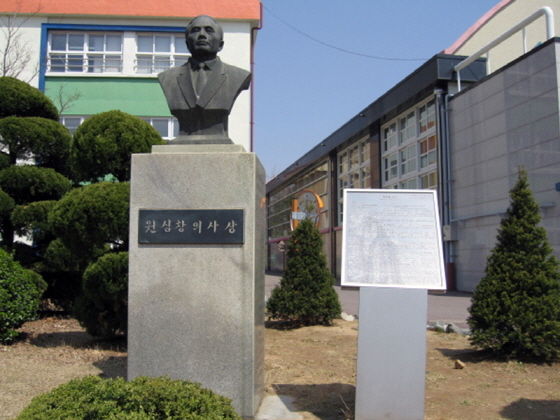 NSP통신-경기 평택시 비전동 성동초등학교 교정내 건립돼 있는 원심창 의사 동상. (경기남부보훈지청)