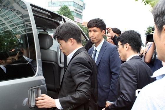 NSP통신-수색을 마친 수사관들이 차량에 탑승하고 있다. (김덕엽 기자)