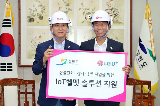 NSP통신-권영수 LG유플러스 부회장(왼쪽)과 최문수 강원지사