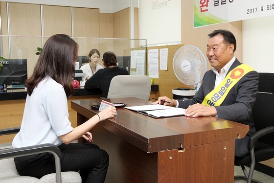 NSP통신-5일 이병주 광명시의회 의장이 국민건강보험공단 광명지사 일일명예지사장에 위촉돼 체험활동을 펼치고 있다. (광명시의회)