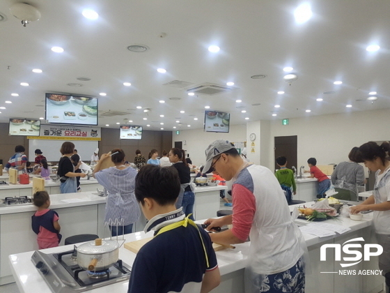 NSP통신-2일 대구과학대 식품영양조리학부 조리실습실에서 진행된 2017 다문화 가족 즐거운 요리교실에서 참가자들이 직접 요리체험을 하고 있다. (대구과학대학교)