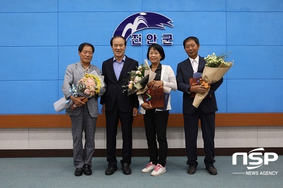 NSP통신-이항로 진안군수가(왼쪽 두번째) 진안 그린빌리지 우수마을에 선정된 동향 새울마을, 마령 오동마을, 부귀 우정마을에 시상을 하고 있다.