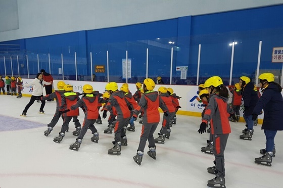 NSP통신-▲이순신 실내빙상장에서 스케이트교실을 운영하고 있다. (아산시)