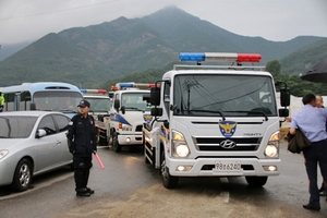 [NSP PHOTO]경찰, 성주 소성리 진입 길목 차단 트랙터 견인 문제로 4시간째 대치