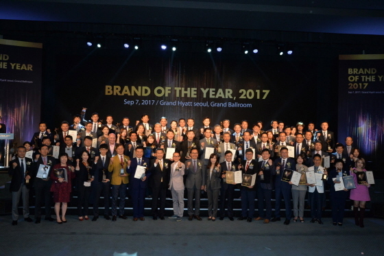 NSP통신-2017 올해의 브랜드 대상 시상식 후 수상자 및 관계자들이 기념촬영을 하고 있다. (성남시)