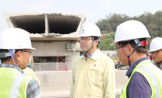 NSP통신-공재광 평택시장(가운데)이 평택국제대교 상판 붕괴사고와 관련해 복구현장을 찾아 관계자들을 격려하고 있다. (평택시)