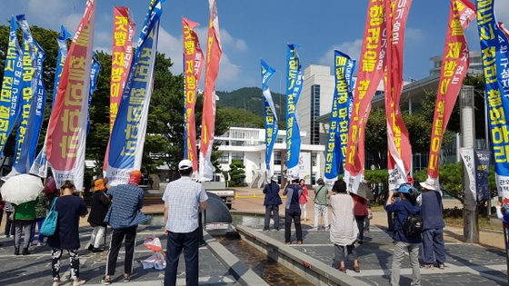 NSP통신-구성지구 기업도시 반대 주민대책위 해남군청 앞 항의 집회 (윤시현 기자)