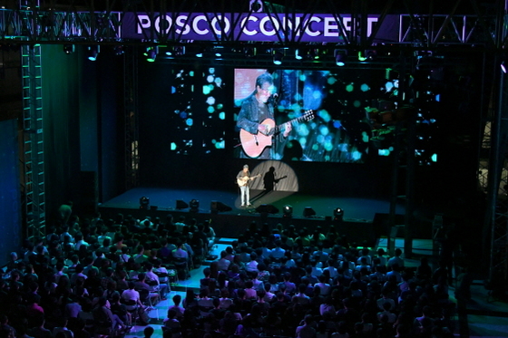 NSP통신-최백호가 포스코 콘서트 무대에서 열창하고 있다 (포스코 제공)