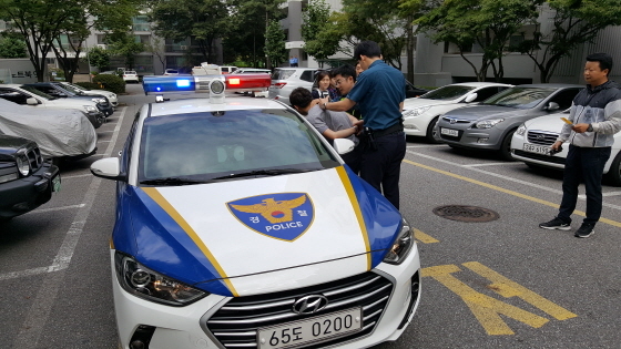 NSP통신-분당경찰서 관계자 및 유관기관 관계자들이 스마트워치를 활용한 구조요청으로 신변 보호자를 보호하고 검인을 검거하는 훈련을 하고 있는 모습. (분당경찰서)