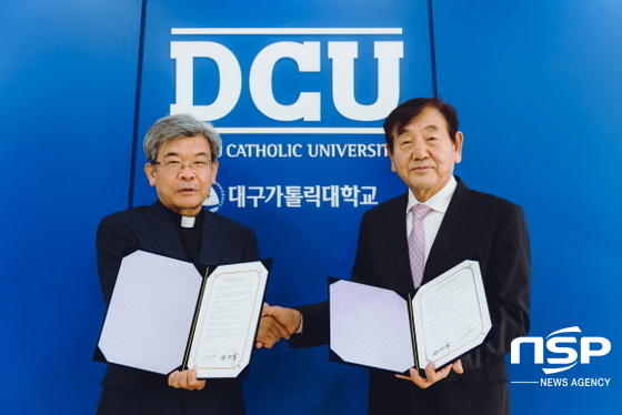 NSP통신-대구가톨릭대 김정우 총장(사진 왼쪽)과 김이행 덕호문화센터 회장이 상호협력 협약서를 보이고 있다. (대구가톨릭대)