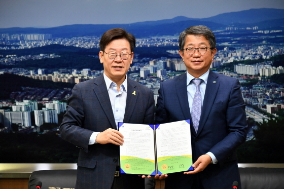 NSP통신-이재명 성남시장(왼쪽)과 박상우 LH 사장이 성남형 도시재생사업 기본업무 협약 체결 후 기념사진을 찍고 있다. (성남시)