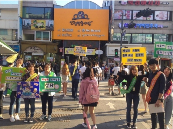 NSP통신-12일 안성시 보건소 관계자들이 생명사랑 자살예방사업의 일환으로 생명을 소중하게 여기는 분위기를 조성하고 안성시민들이 적극적으로 동참할 수 있도록 길거리 홍보를 하고 있다. (안성시)