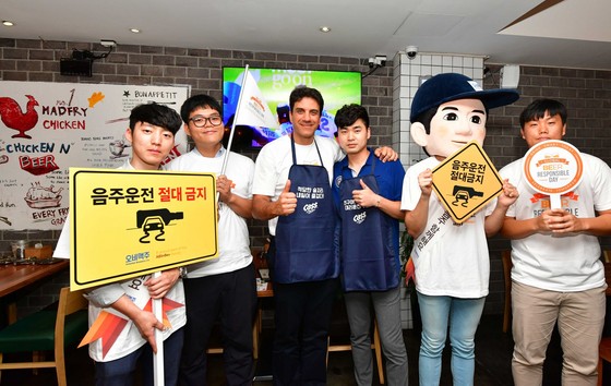 NSP통신-오비맥주의 건전음주문화 캠페인에 참석한 김도훈 사장(왼쪽에서 세번째)