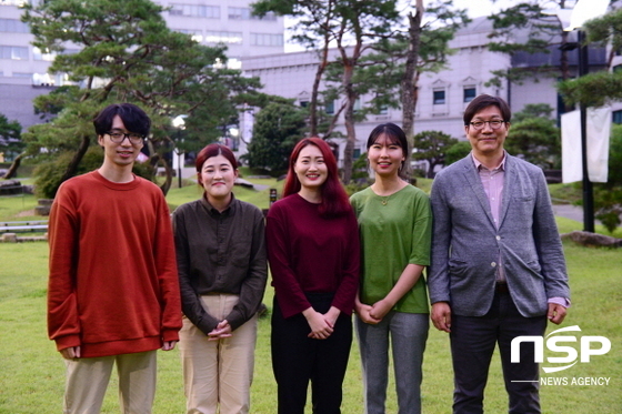 NSP통신-학력유턴 4인방이 교정에서 촬영을 했다. (왼쪽부터 김태현, 조승연, 황현희, 정지윤, 이재홍 학과장). (대구보건대학교)
