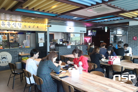 NSP통신-주변상인들과 고객들이 푸드코드에서 식사를 하고 있다. (민경호 기자)