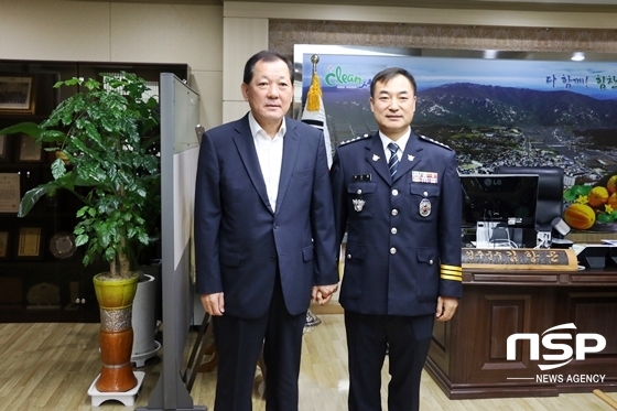 NSP통신-김항곤 성주군수 (왼쪽)과 유오재 신임 성주경찰서장 (오른쪽) (경북성주경찰서)