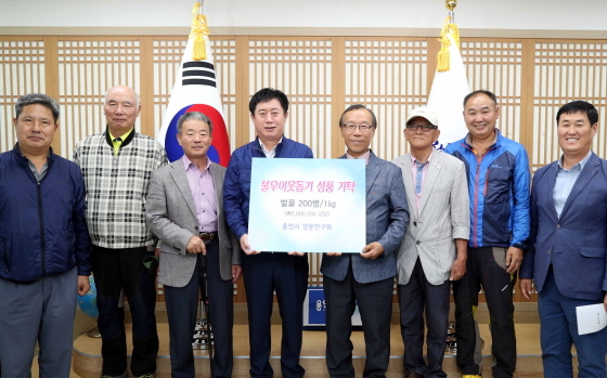 [NSP PHOTO]용인시양봉 硏, 이웃돕기 백옥꿀 200병 기탁