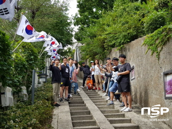 NSP통신-영진전문대학 사회복지과 복지실천연구회가 지난 16일 대구 중구 근대골목 기부걷기대회를 연 가운데, 참가자들이 청라언덕에서 기념촬영을 하고 있다. (영진전문대학)