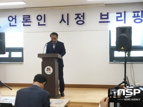 NSP통신-19일 오후 2시 안성맞춤랜드내 천문과학관에서 안성바우덕이 축제 브리핑에서 인사말을 하고 있는 황은성 안성시장. (김병관 기자)