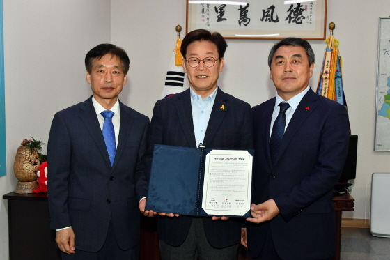 NSP통신-왼쪽부터 장재원 한국남동발전㈜ 대표이사 이재명 성남시장 강학봉 경기사회복지공동모금회 사무처장 순이다. (성남시)