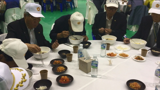 NSP통신-19일 경기남부보훈지청과 보훈재활체육센터 공동 주최로 열린 고령 보훈가족 초청 식사나눔 행사 1부에서 고령 보훈가족들이 식사를 하고 있다. (경기남부보훈지청)