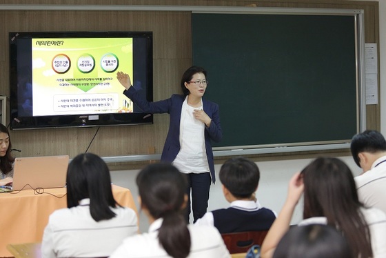 NSP통신-안산시의회 박은경 의원(사진 가운데)이 19일 와동중학교에서 1일 명예교사로 나서서 특강을 실시했다. (안산시의회)