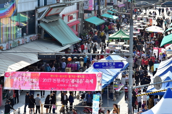 NSP통신-지난 4월 수원남문시장 봄내음 축제에 방문한 관광객들이 쇼핑을 즐기고 있다. (수원시)