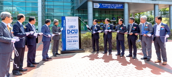 NSP통신-21일 대구가톨릭대에서 열린 LINC+사업단 출범식에서 김정우 총장(사진 왼쪽 다섯 번째)과 내빈들이 LINC+사업단 간판 제막행사를 하고 있다. (대구가톨릭대)