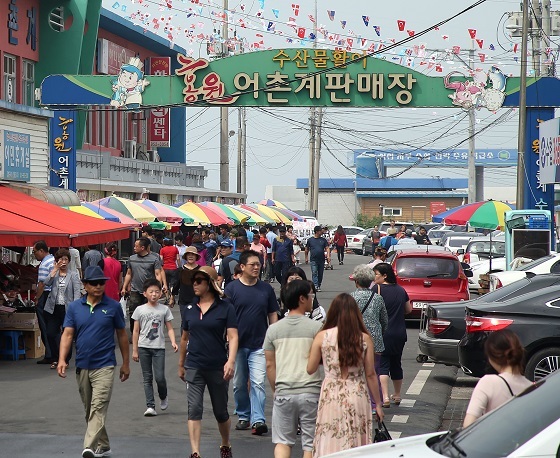 NSP통신-▲서천군에서 열린 홍원산 전어축제가 성황리에 막을 내렸다. (서천군)