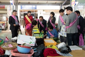 [NSP PHOTO]군산시의회, 전통시장 장보기로 민생경제 탐방