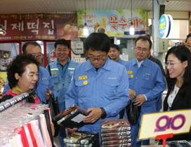 [NSP PHOTO]포스코 포항제철소 임직원, 추석맞이 전통시장 장보기 가져