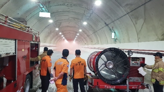 NSP통신-분당소방서 관계자들이 배연차량을 활용해 연기를 터널 밖으로 배출하는 훈련 현장 모습. (분당소방서)