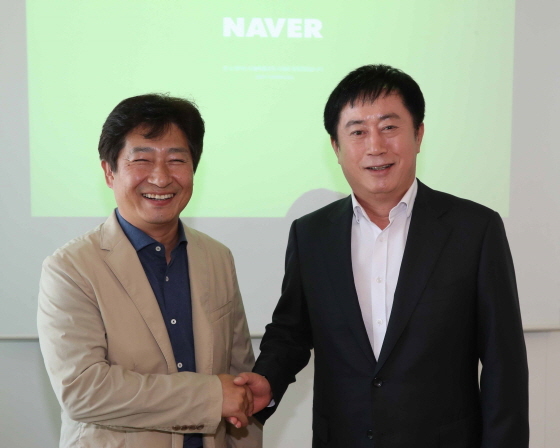NSP통신-정찬민 용인시장이 지난 25일 김진희 NAVER I&S 대표와 만나 악수를 나누고 있다. (용인시)
