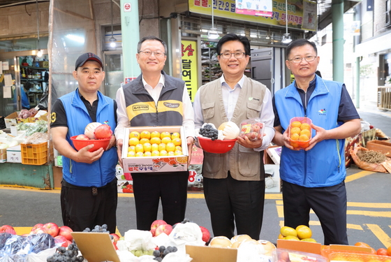 NSP통신- (KB국민은행, 신홍섭 KB국민은행 소비자브랜드전략그룹대표, 유원식 기아대책 회장, 임영업 관악신사시장 상인회장(왼쪽 두번째부터))