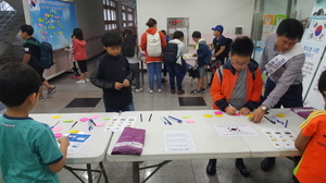 [NSP PHOTO]경산시, 등굣길 태극기 달기 다짐 포스트잇 붙이기 행사 개최