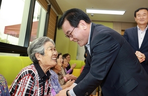 [NSP PHOTO]백선기 칠곡군수, 추석 맞아 사회복지시설 사랑의 시간 가져