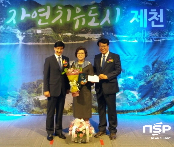 NSP통신-수성구 보건소가 제2회 대한민국 건강도시상 공모전에서 우수상을 수상하고 보건소장(홍영숙, 가운데)이 꽃다발을 받고 기념촬영을 하고 있다. (수성구청)