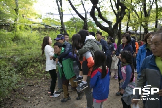 NSP통신-코스 이벤트 부모님 업고 걷기에 참여하고 있는 참가자들