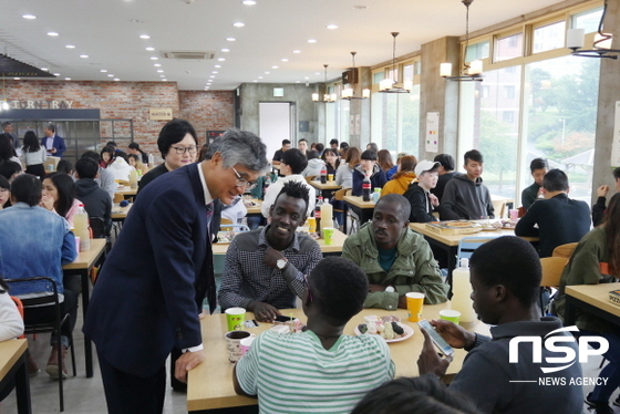 NSP통신-홍덕률 총장이 한가위 다문화 행복나눔 행사에 참석한 아프리카 학생들과 대화를 나누고 있다. (대구대학교)