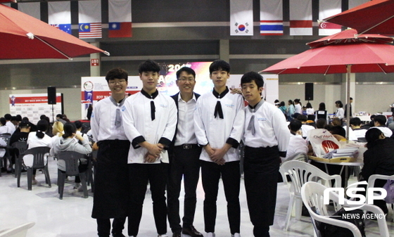 NSP통신-2017 WACS 코리아 푸드트렌드페어에서 입상한 영진전문대학 글로벌조리반 학생들이 대회장에서 함께 한 모습. (영진전문대학)