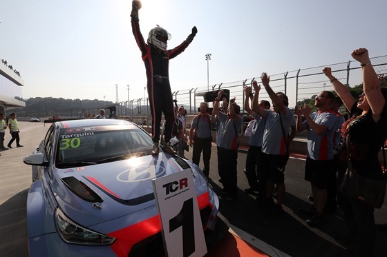 NSP통신-i30 N TCR 드라이버 가브리엘 타퀴니 선수가 TCR 인터내셔널 시리즈 중국경기 결승1에서 우승한 후 팀 동료들과 함께 환호하는 장면 (현대차)