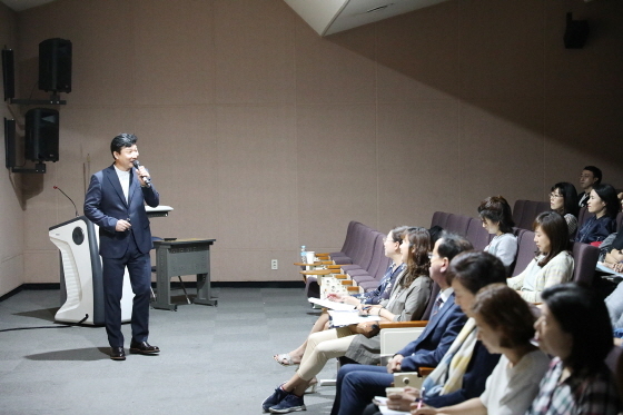 NSP통신-10일 강남대학교 샬롬관 소극장에서 개최된 학부모 인문학 아카데미에서 정광채 서울미술협회 이사가 강의를 하고 있다. (강남대학교)