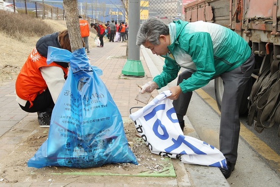 NSP통신-나상성 광명시의원이 시민들과 거리청소를 실시하고 있다. (광명시의회)