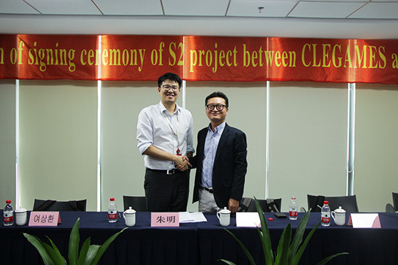 NSP통신-모닝텍 Brian M.Zhu 대표와 클래게임즈 정희철 대표(우)가 계약을 체결하고 포즈를 취하고 있다.