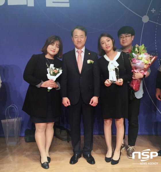 NSP통신-왼쪽부터 팀장 박선란,박능후 보건복지부장관, 이선영 팀원, 이대헌 팀원). (경북대병원)