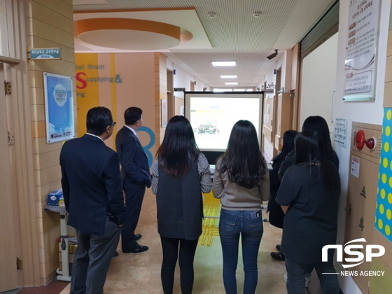 NSP통신-호산대 유아교육과 언론보도 내용이 복도에 설치된 대형 스크린을 통해 슬라이드쇼로 실행되고 있다. (호산대학교)