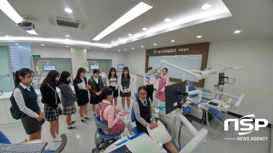 NSP통신-14일 대구과학대학교에서 진행된 2018학년도 수시1차 모집면접에서 치위생과 재학생이 면접 응시생들에게 학과 실습기자재에 대해 설명하고 있다. (대구과학대학교)