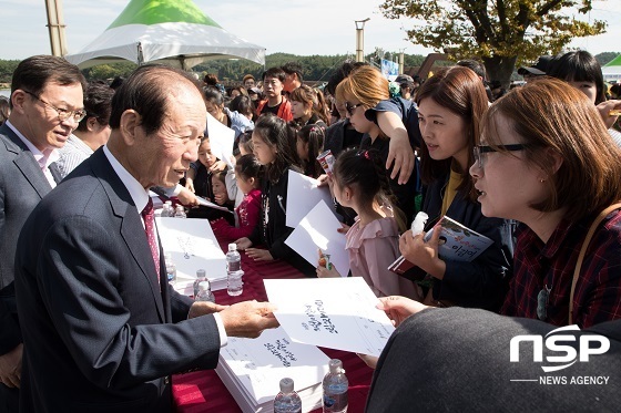 NSP통신-문동신 군산시장이 학생과 학부모에게 직접 도화지를 직접 나눠주면서 참가학생들을 격려하고 있다.